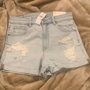 NWT American Eagle Mom Shorts ..Stretchy, Distressed Look. Size 8